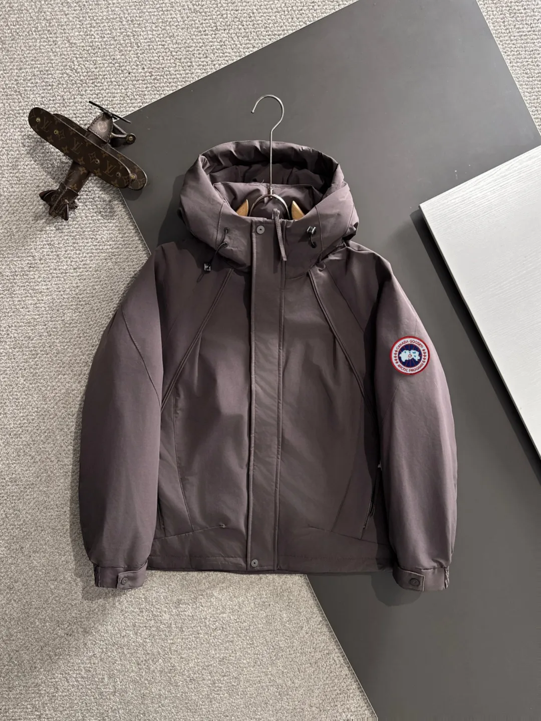 Two-day delivery time P960 Big Goose 🔥🔥 High-end customization 2025 winter official website's latest popular down jacket. Original custom-made hardware accessories for customers, all imported and original customization. Welcome to compare at the counter. Absolutely high quality. Use top-grade 90 white goose down. Super soft. Filled with fluffy and full feathers. Super heavy work. Fabric workmanship is excellent. The version is super perfect. Note⚠The fabric is super comfortable. Exclusive model. High-end quality. A must-have warm and protective artifact in winter. Size: M-3XL